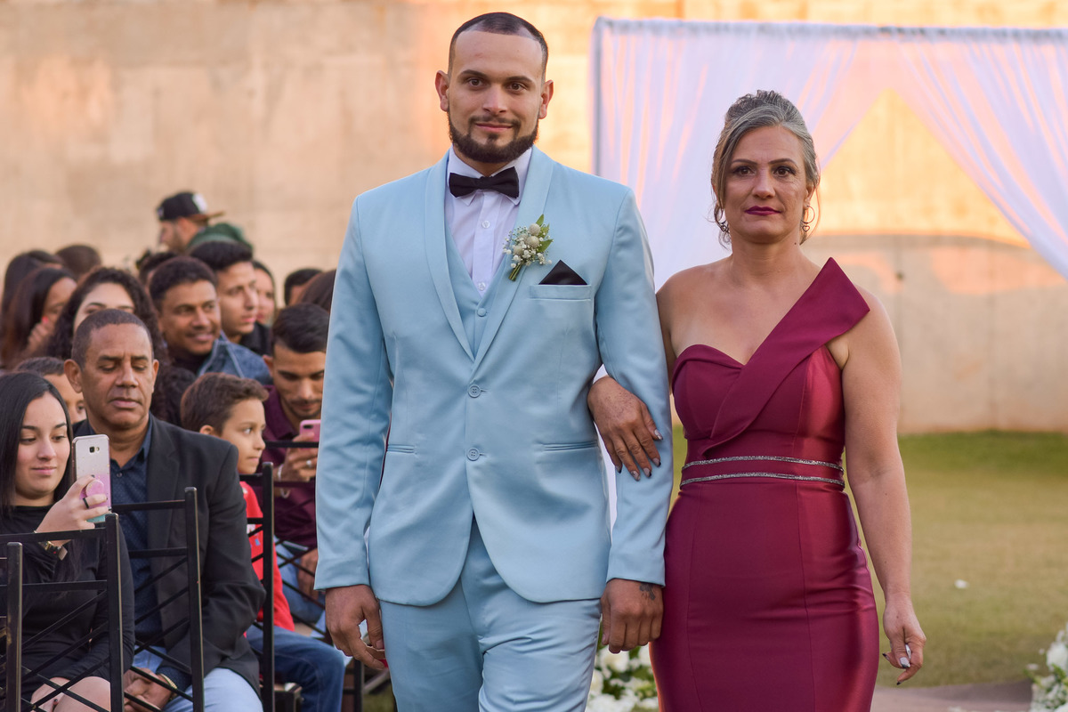 Cerimonia de casamento Malavazzi Festas Buffet. terno do noivo. Noivo de moto. entrada do noivo.