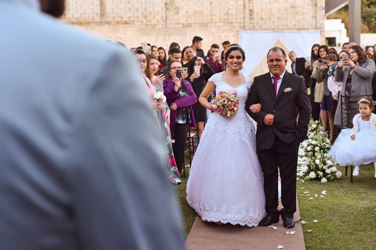 Cerimonia de casamento Malavazzi Festas Buffet. vestido da noiva. carro da noiva. entrada da noiva. pai da noiva. buque da noiva. buque de noiva.