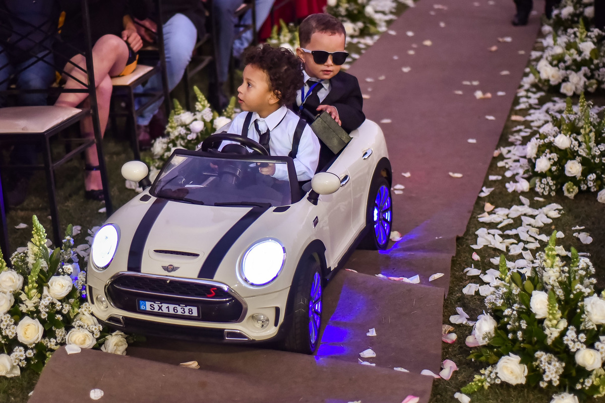 Cerimonia de casamento Malavazzi Festas Buffet. vestido da noiva. terno de noivo. pajens do casamento. noivinhos com aliancas. fotos de casamento.