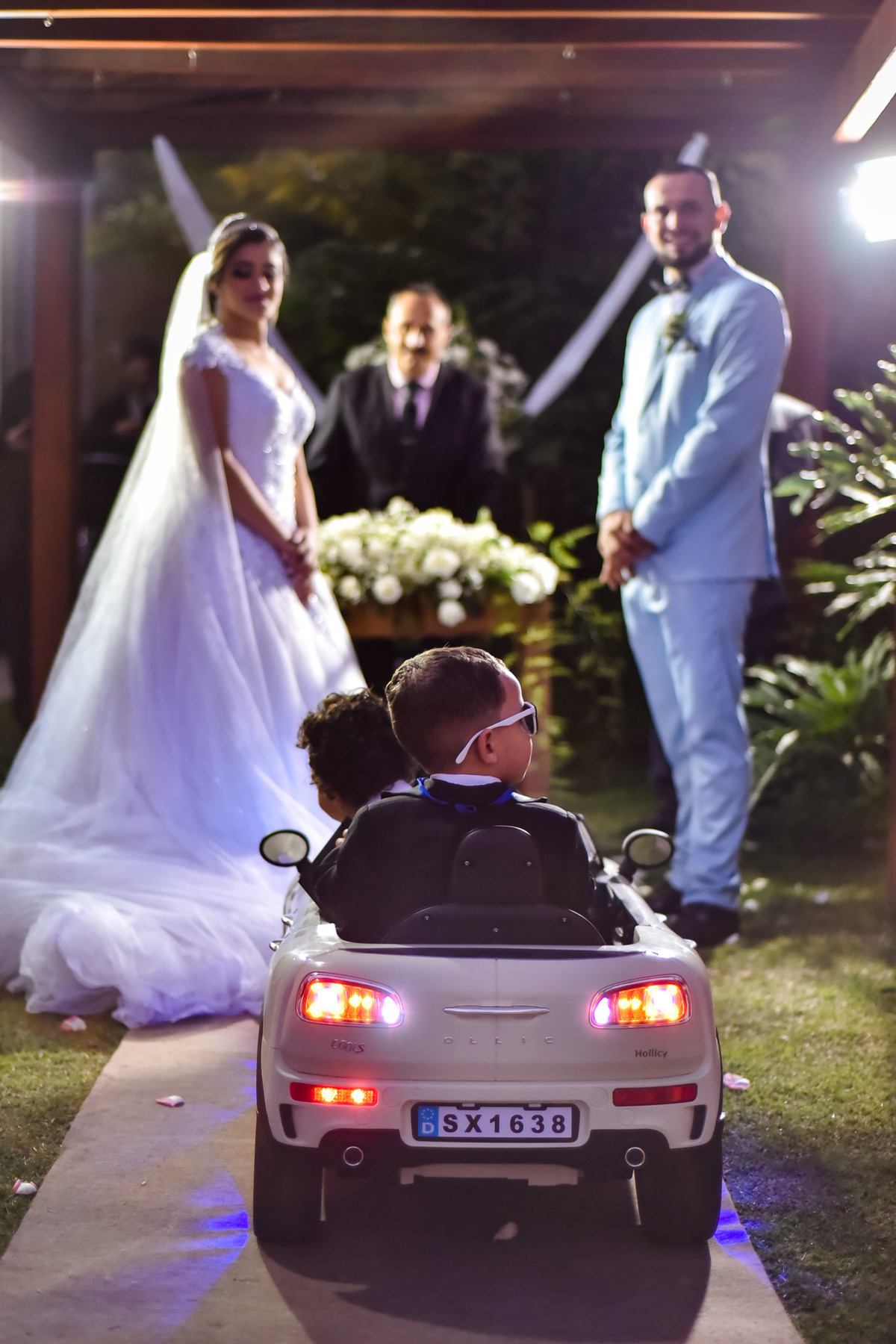 Cerimonia de casamento Malavazzi Festas Buffet. vestido da noiva. terno de noivo. pajens do casamento. noivinhos com aliancas. fotos de casamento.