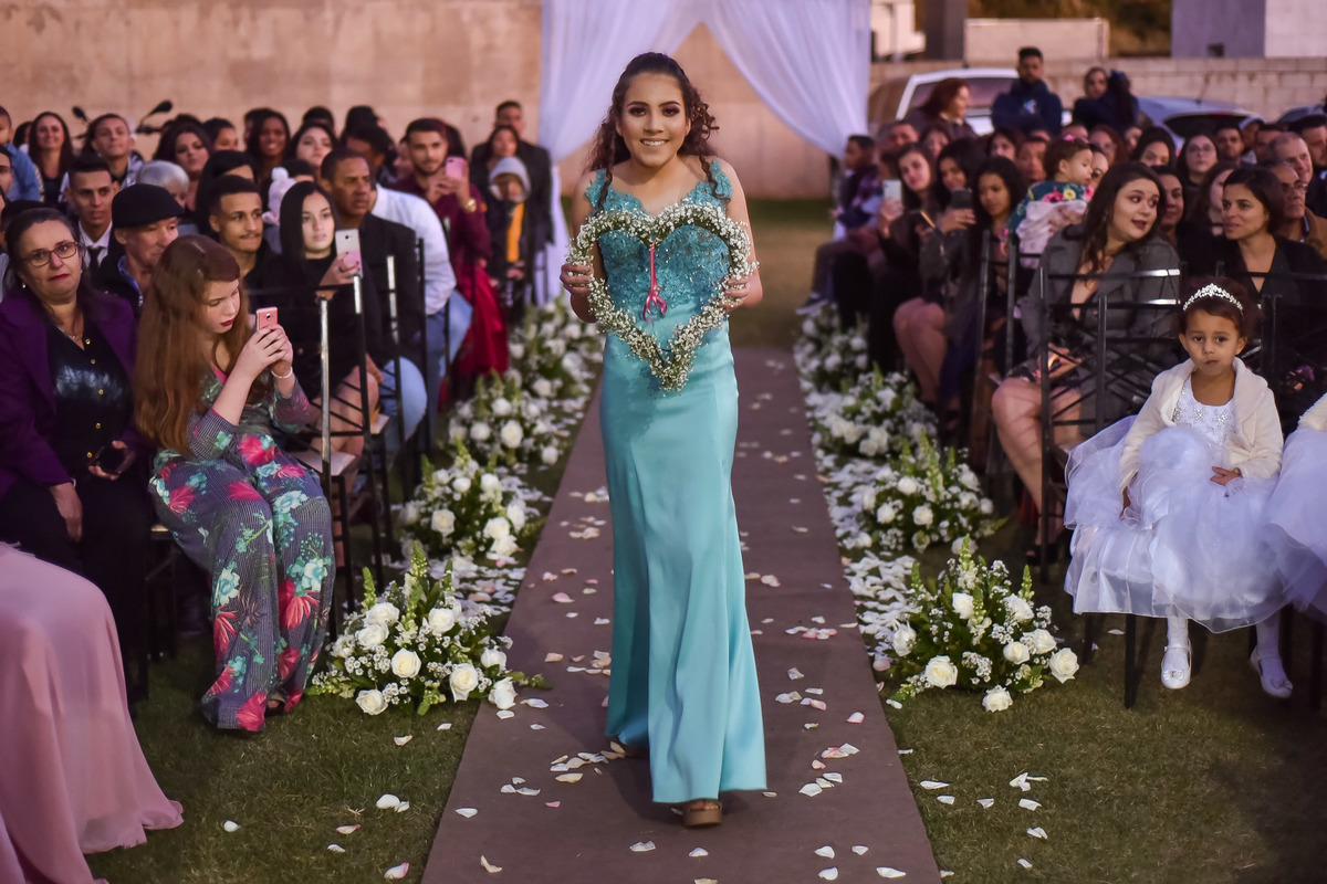 Cerimonia de casamento Malavazzi Festas Buffet. vestido da noiva. terno de noivo. pajens do casamento. noivinhos com aliancas. fotos de casamento.