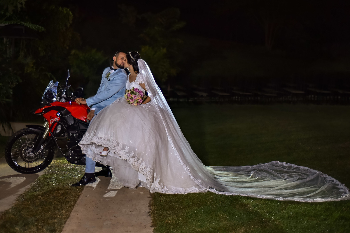 Cerimonia de casamento Malavazzi Festas Buffet. vestido da noiva. terno de noivo. fotos de casamento. moto no casamento. noivo de moto.