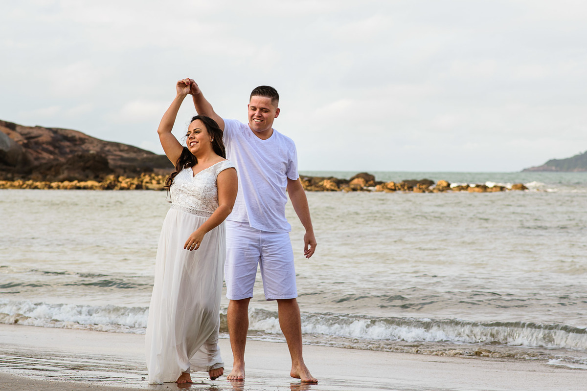 Ensaio pre wedding praia das conchas guaruja. ensaio noivos na praia. ensaio casal. casar na praia. Casamento pe na areia casamento na praia.
