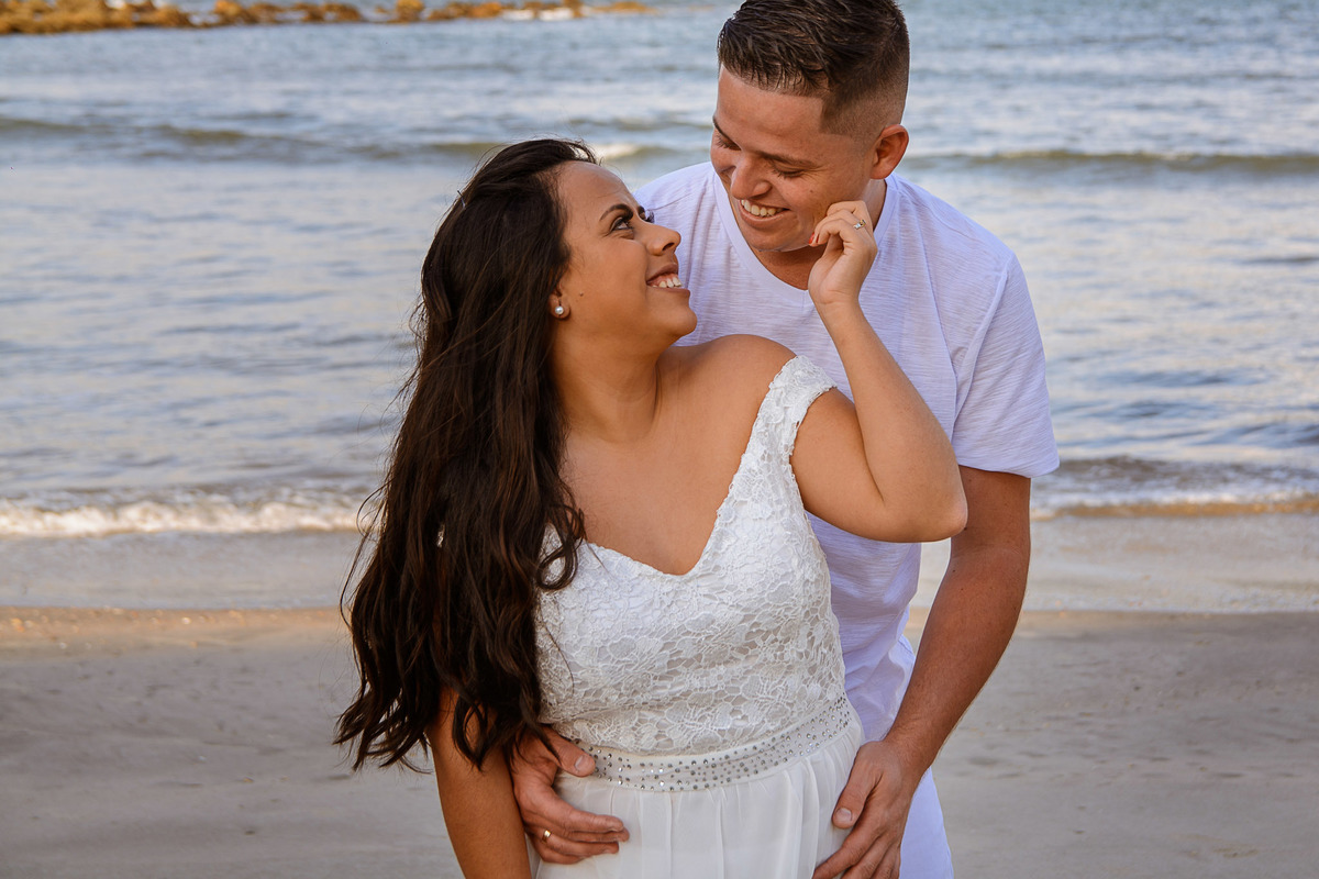 Ensaio pre wedding praia das conchas guaruja. ensaio noivos na praia. ensaio casal. casar na praia. Casamento pe na areia casamento na praia.