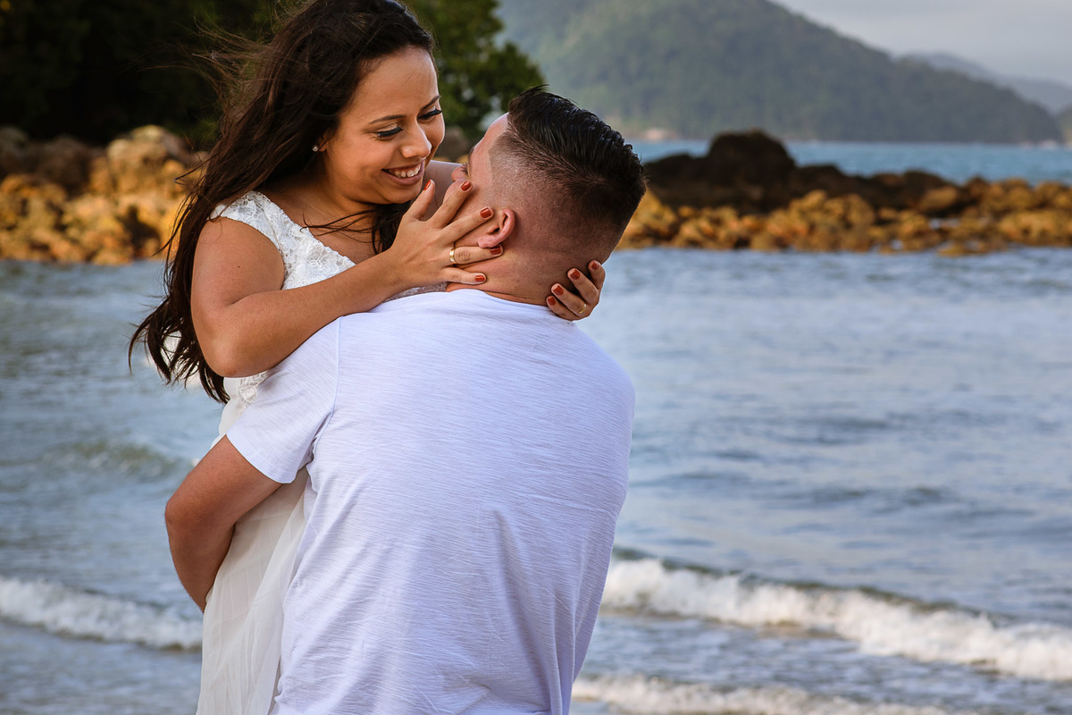 Ensaio pre wedding praia das conchas guaruja. ensaio noivos na praia. ensaio casal. casar na praia. Casamento pe na areia casamento na praia.