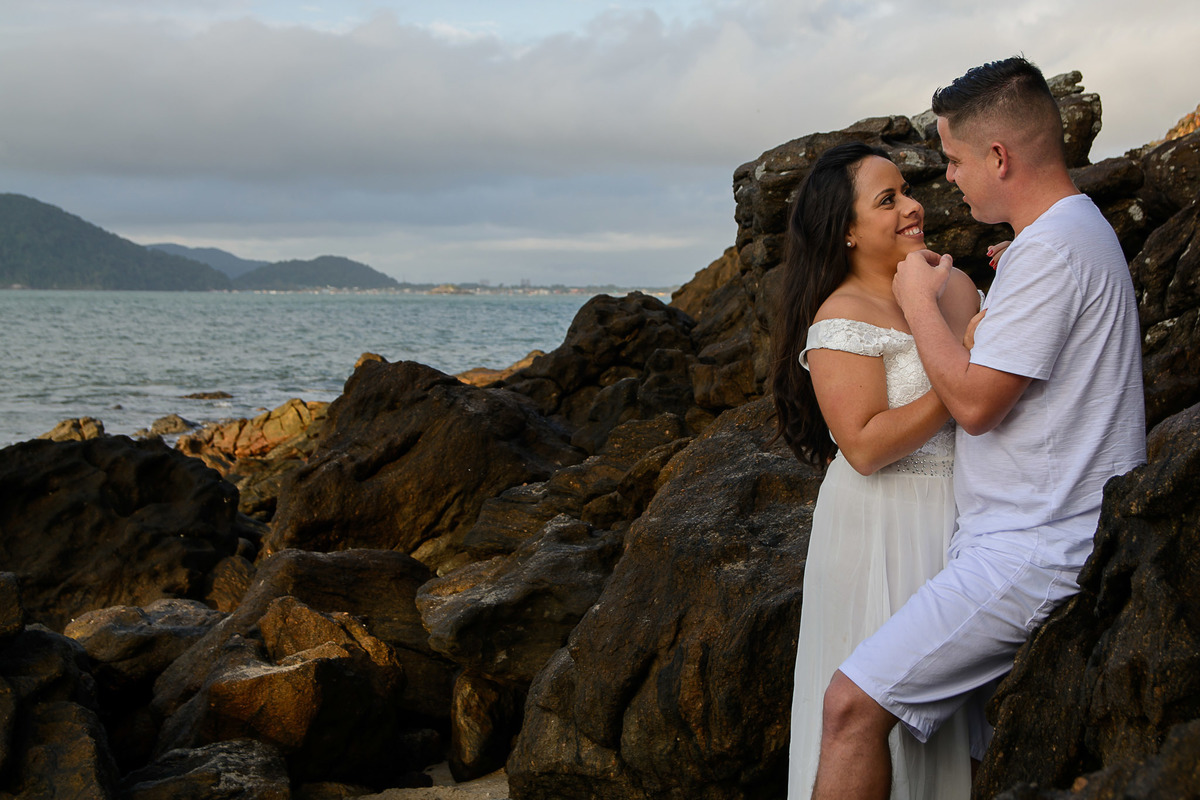 Ensaio pre wedding praia das conchas guaruja. ensaio noivos na praia. ensaio casal. casar na praia. Casamento pe na areia casamento na praia.