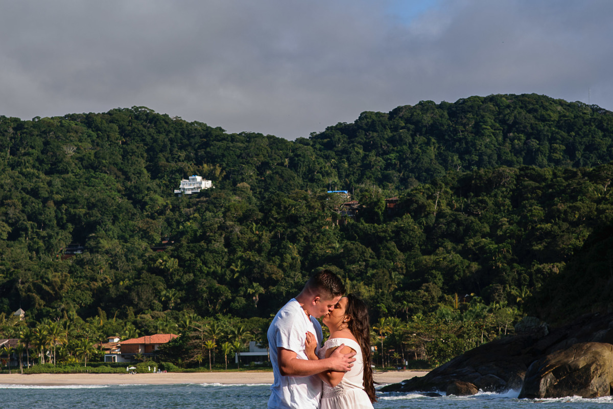 Ensaio pre wedding praia das conchas guaruja. ensaio noivos na praia. ensaio casal. casar na praia. Casamento pe na areia casamento na praia.