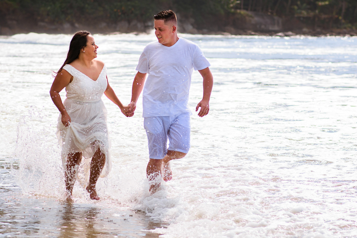 Ensaio pre wedding praia das conchas guaruja. ensaio noivos na praia. ensaio casal. casar na praia. Casamento pe na areia casamento na praia.