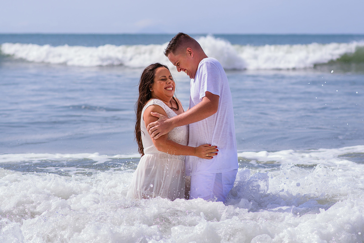 Ensaio pre wedding praia das conchas guaruja. ensaio noivos na praia. ensaio casal. casar na praia. Casamento pe na areia casamento na praia.