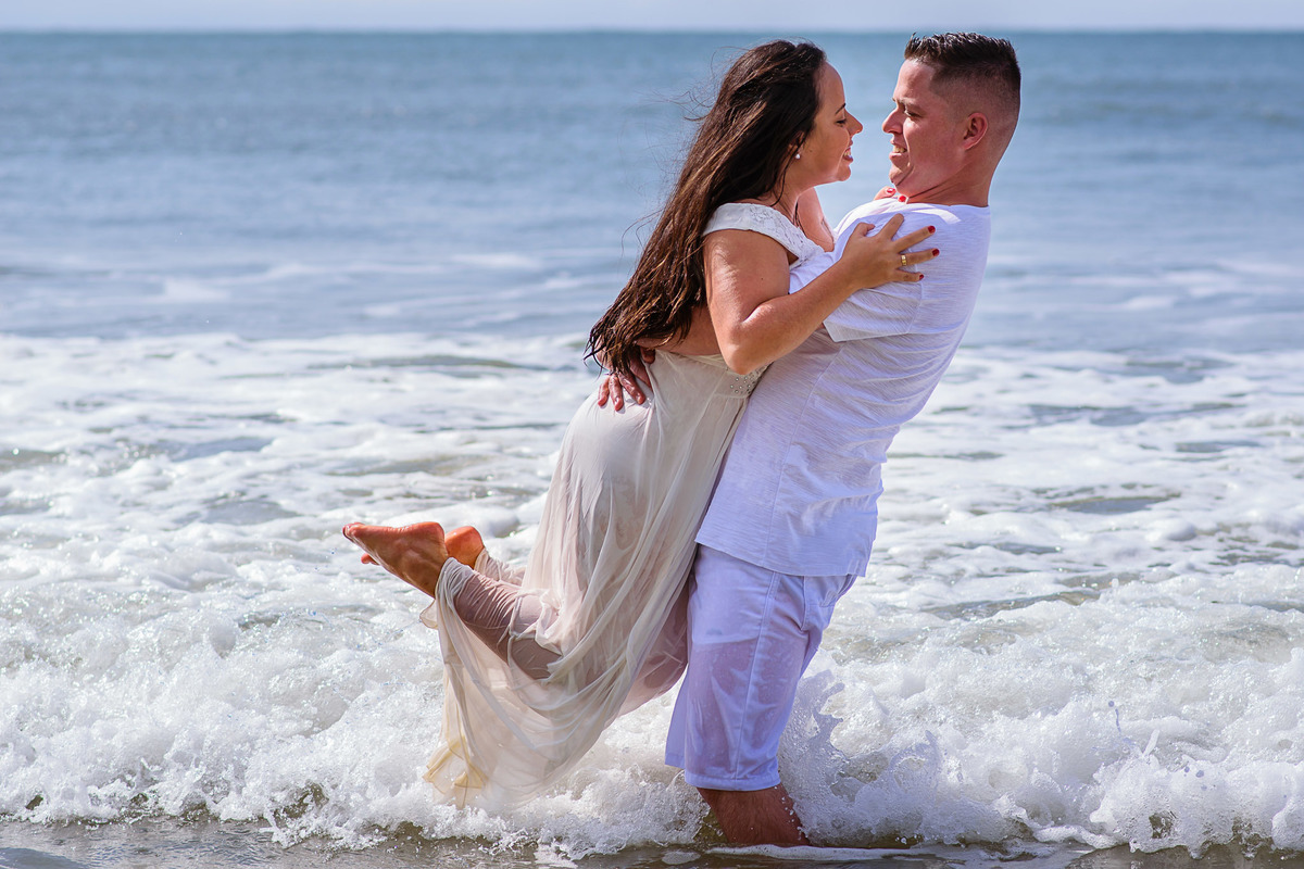 Ensaio pre wedding praia das conchas guaruja. ensaio noivos na praia. ensaio casal. casar na praia. Casamento pe na areia casamento na praia.