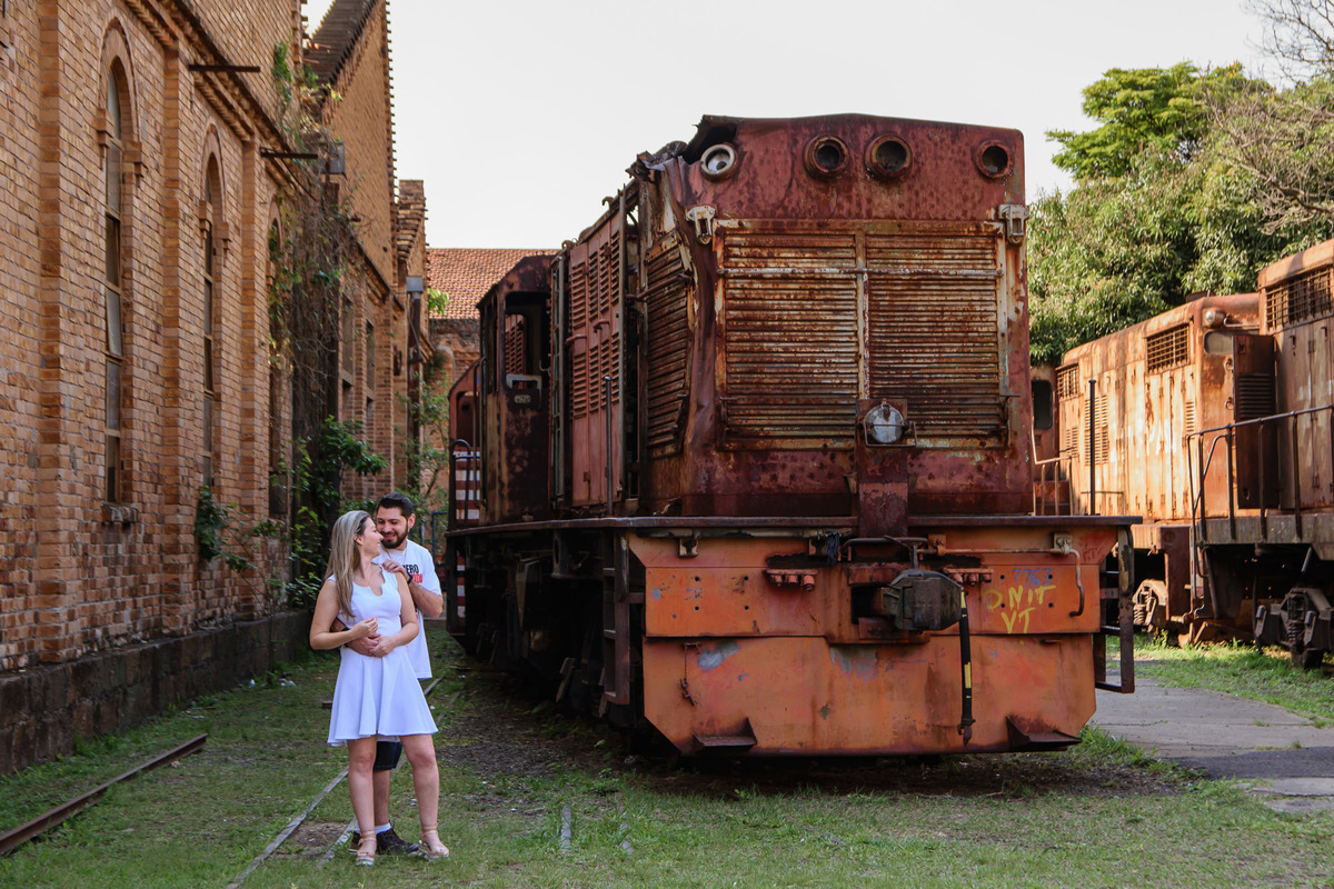 Ensaio Pre wedding no poupatempo jundiai, ensaio noivos, pre wedding Museu Ferroviário da Companhia Paulista. Ensaio no trem. Ferrovia. Pre wedding no trem. pre wedding rustico.