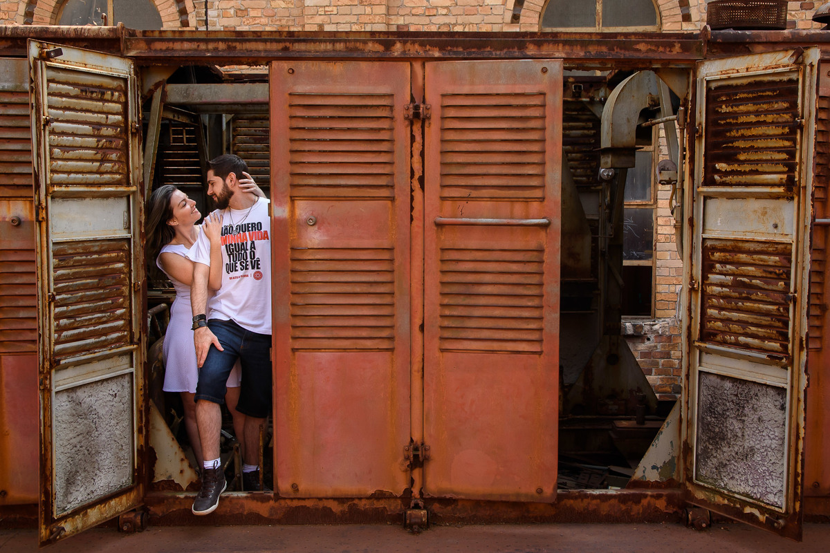 Ensaio Pre wedding no poupatempo jundiai, ensaio noivos, pre wedding Museu Ferroviário da Companhia Paulista. Ensaio no trem. Ferrovia. Pre wedding no trem. pre wedding rustico.
