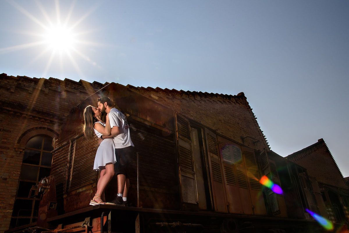 Ensaio Pre wedding no poupatempo jundiai, ensaio noivos, pre wedding Museu Ferroviário da Companhia Paulista. Ensaio no trem. Ferrovia. Pre wedding no trem. pre wedding rustico.