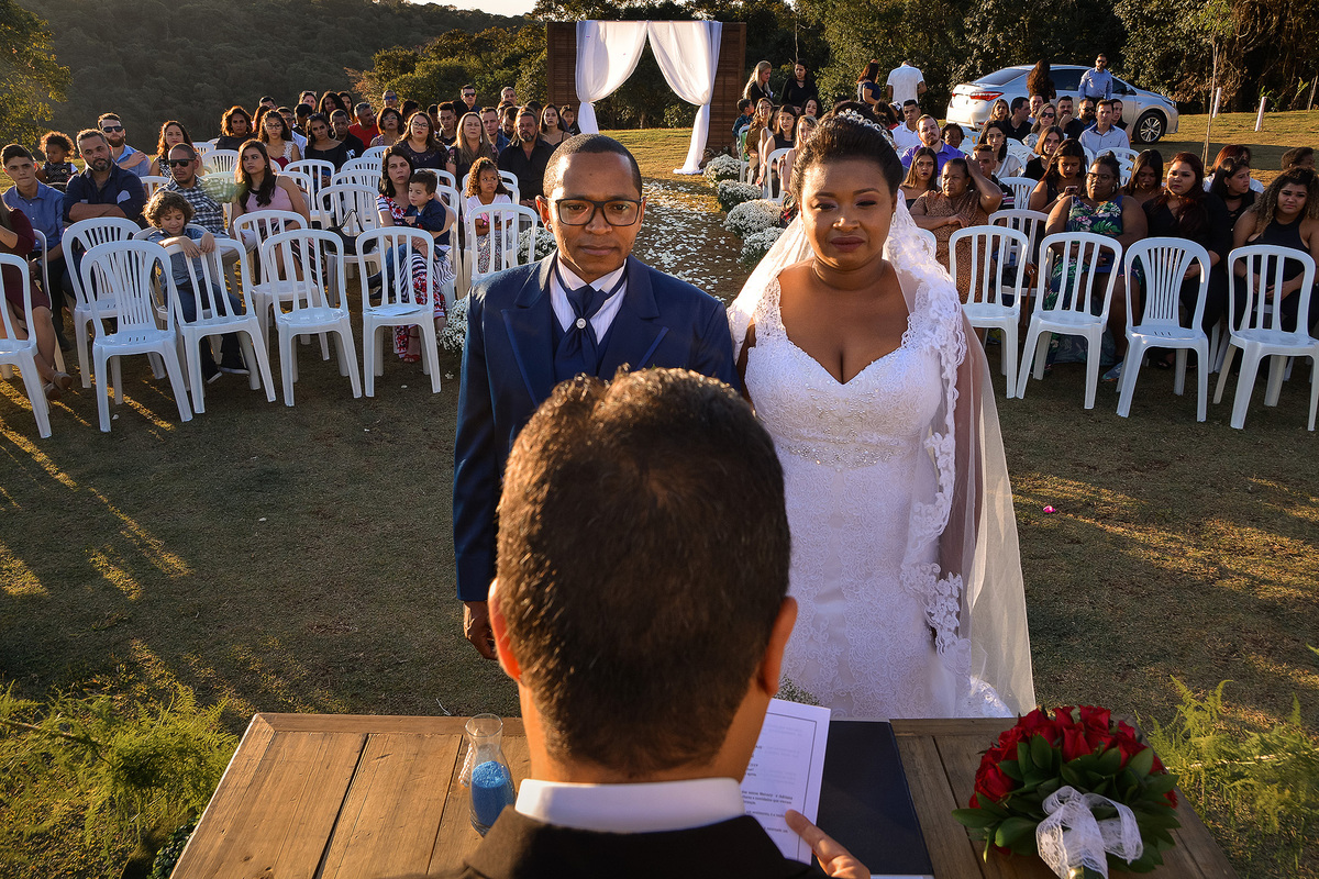 Cerimonia de casamento espaço alecrim jundiaí. Terno do noivo. festa de casamento. fotos de casamento. recepção espaço alecrim. Vestido de noiva.