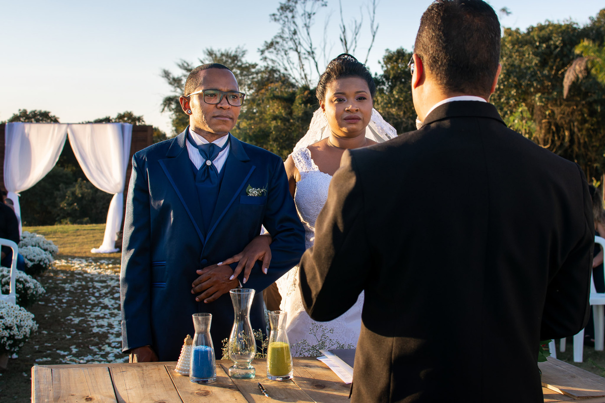 Cerimonia de casamento espaço alecrim jundiaí. Terno do noivo. festa de casamento. fotos de casamento. recepção espaço alecrim. Vestido de noiva.