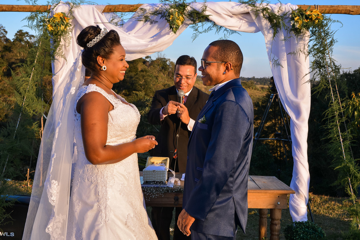 Cerimonia de casamento espaço alecrim jundiaí. Terno do noivo. festa de casamento. fotos de casamento. recepção espaço alecrim. Vestido de noiva.