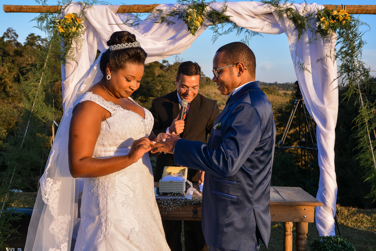 Cerimonia de casamento espaço alecrim jundiaí. Terno do noivo. festa de casamento. fotos de casamento. recepção espaço alecrim. Vestido de noiva.