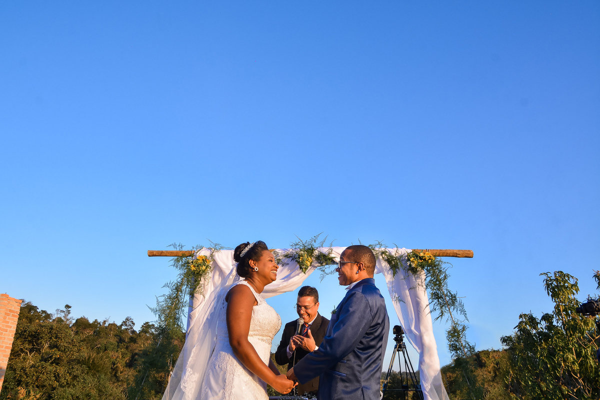 Cerimonia de casamento espaço alecrim jundiaí. Terno do noivo. festa de casamento. fotos de casamento. recepção espaço alecrim. Vestido de noiva.