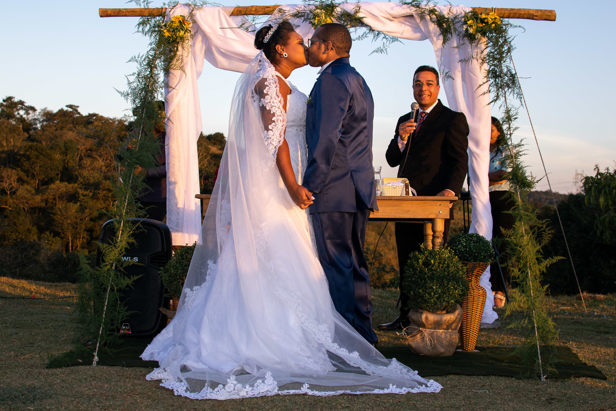 Cerimonia de casamento espaço alecrim jundiaí. Terno do noivo. festa de casamento. fotos de casamento. recepção espaço alecrim. Vestido de noiva.