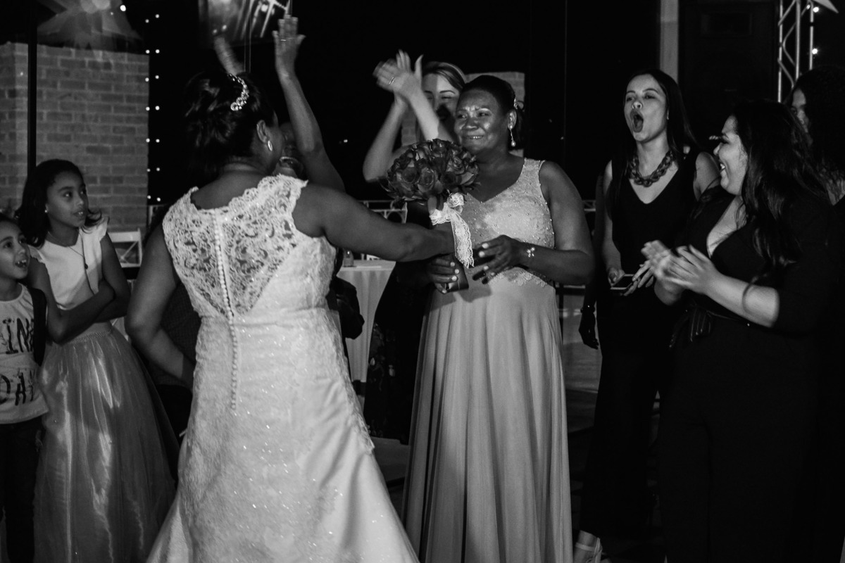 Cerimonia de casamento espaço alecrim jundiaí. Terno do noivo. festa de casamento. fotos de casamento. recepção espaço alecrim. Vestido de noiva.