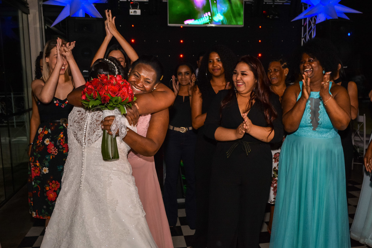 Cerimonia de casamento espaço alecrim jundiaí. Terno do noivo. festa de casamento. fotos de casamento. recepção espaço alecrim. Vestido de noiva.
