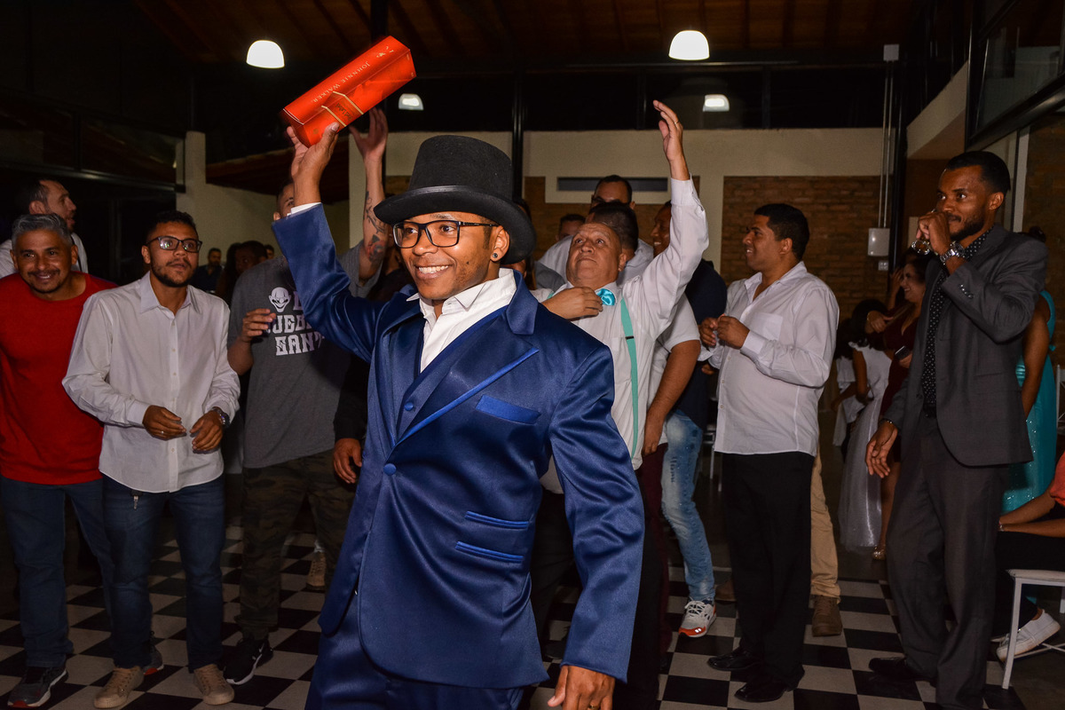 Cerimonia de casamento espaço alecrim jundiaí. Terno do noivo. festa de casamento. fotos de casamento. recepção espaço alecrim. Vestido de noiva.