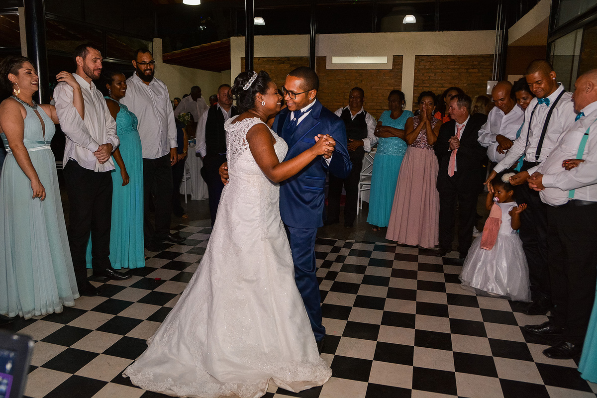 Cerimonia de casamento espaço alecrim jundiaí. Terno do noivo. festa de casamento. fotos de casamento. recepção espaço alecrim. Vestido de noiva.