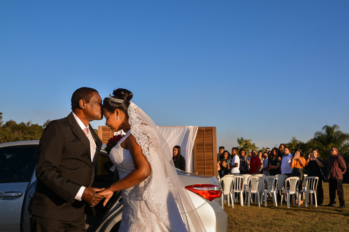 Cerimonia de casamento espaço alecrim jundiaí. Terno do noivo. festa de casamento. fotos de casamento. recepção espaço alecrim. Vestido de noiva.