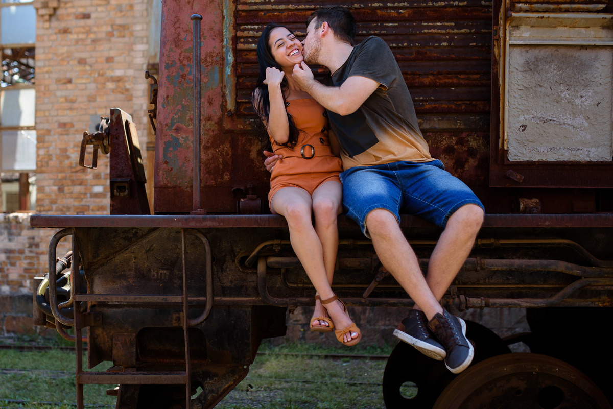 Ensaio Pre wedding no poupatempo jundiai, ensaio noivos, pre wedding Museu Ferroviário da Companhia Paulista. Ensaio no trem. Ferrovia. Pre wedding no trem. pre wedding rustico.