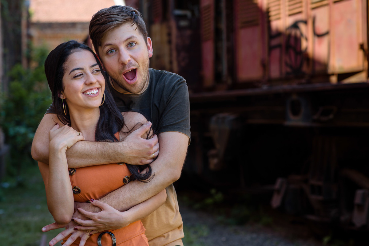 Ensaio Pre wedding no poupatempo jundiai, ensaio noivos, pre wedding Museu Ferroviário da Companhia Paulista. Ensaio no trem. Ferrovia. Pre wedding no trem. pre wedding rustico.