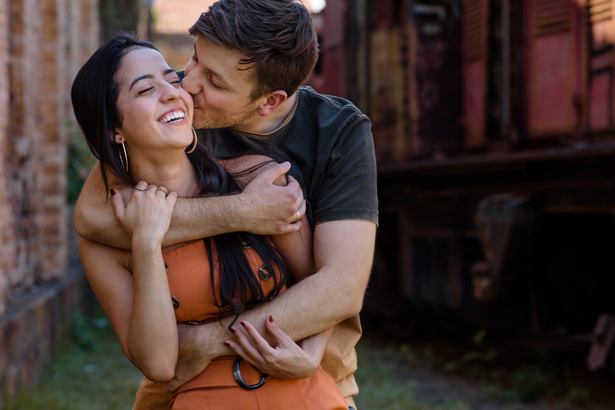 Ensaio Pre wedding no poupatempo jundiai, ensaio noivos, pre wedding Museu Ferroviário da Companhia Paulista. Ensaio no trem. Ferrovia. Pre wedding no trem. pre wedding rustico.