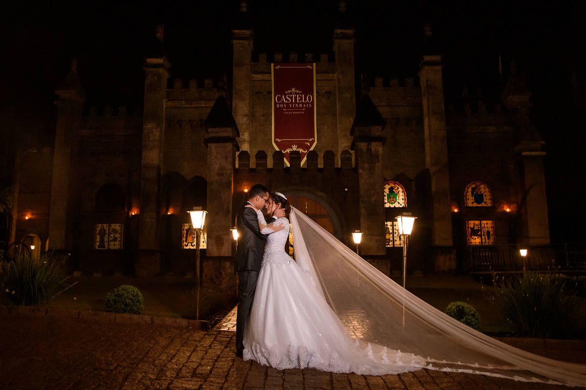 Cerimonia de casamento castelo dos vinhais. Wedding. Wedding planner. Cerimonia no castelo. vestido da noiva. terno do noivo. veu de noiva. castelo. fotos de casamento. carro da noiva. foto na chuva. 