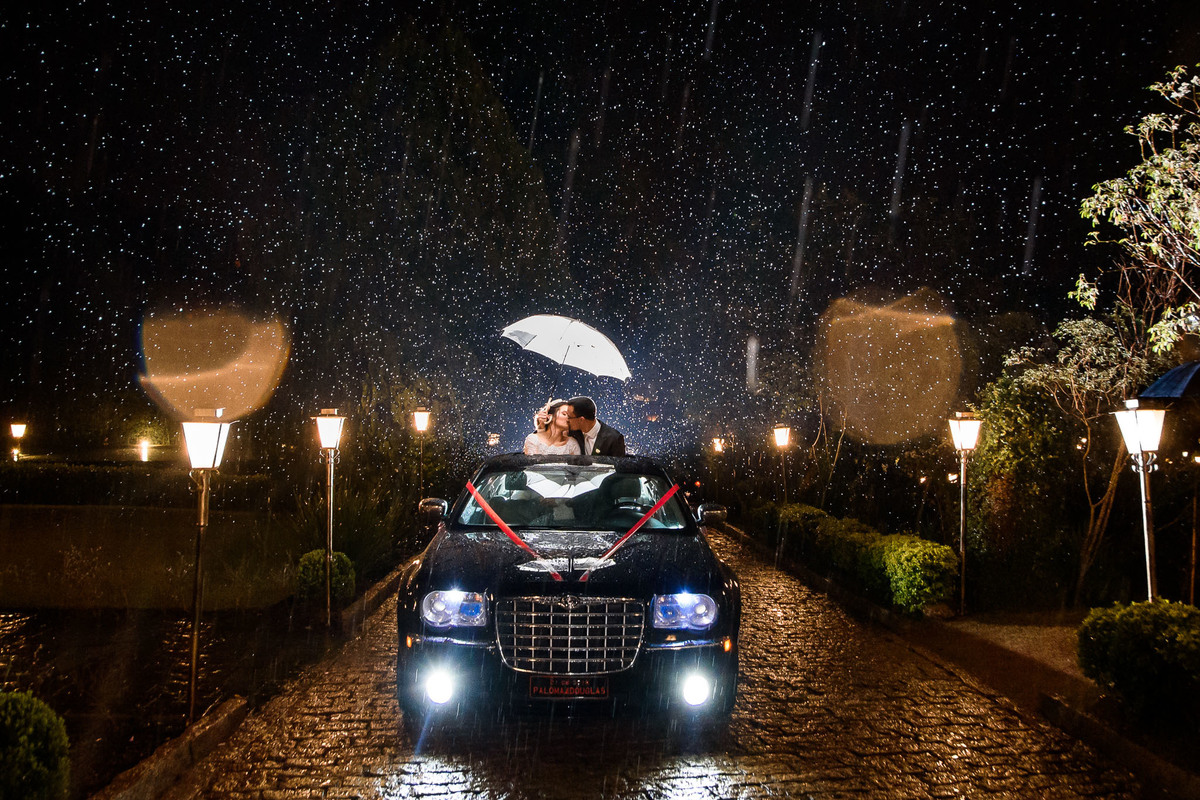 Cerimonia de casamento castelo dos vinhais. Wedding. Wedding planner. Cerimonia no castelo. vestido da noiva. terno do noivo. veu de noiva. castelo. fotos de casamento. carro da noiva. foto na chuva. 