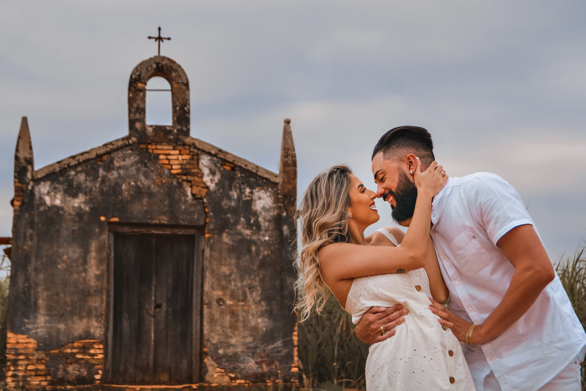 Ensaio Pre Wedding Holambra, Ensaio Casal, Theos Turismo Holambra. Holambra cidade das flores. Ensaio pre wedding na plantação de girassol. Igreja. ensaio na capela holambra. ensaio em holambra. noivos holambra.