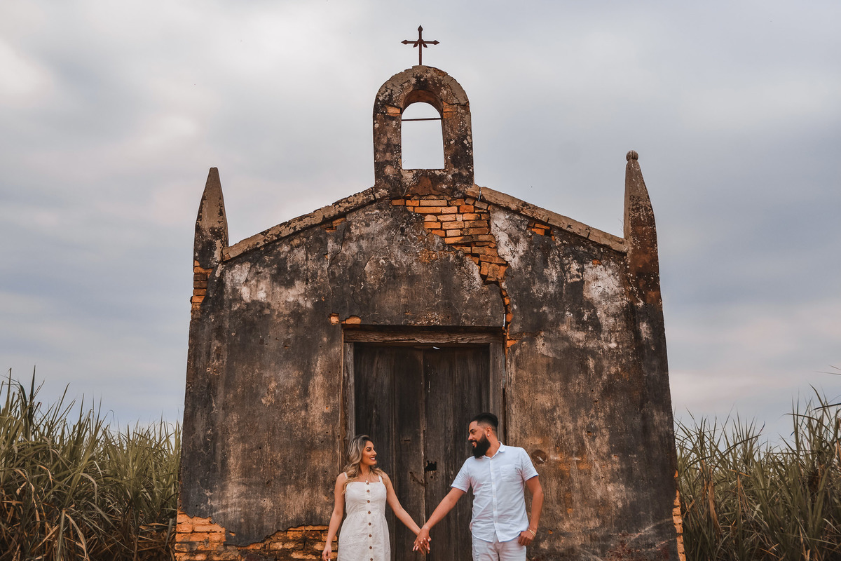 Ensaio Pre Wedding Holambra, Ensaio Casal, Theos Turismo Holambra. Holambra cidade das flores. Ensaio pre wedding na plantação de girassol. Igreja. ensaio na capela holambra. ensaio em holambra. noivos holambra.