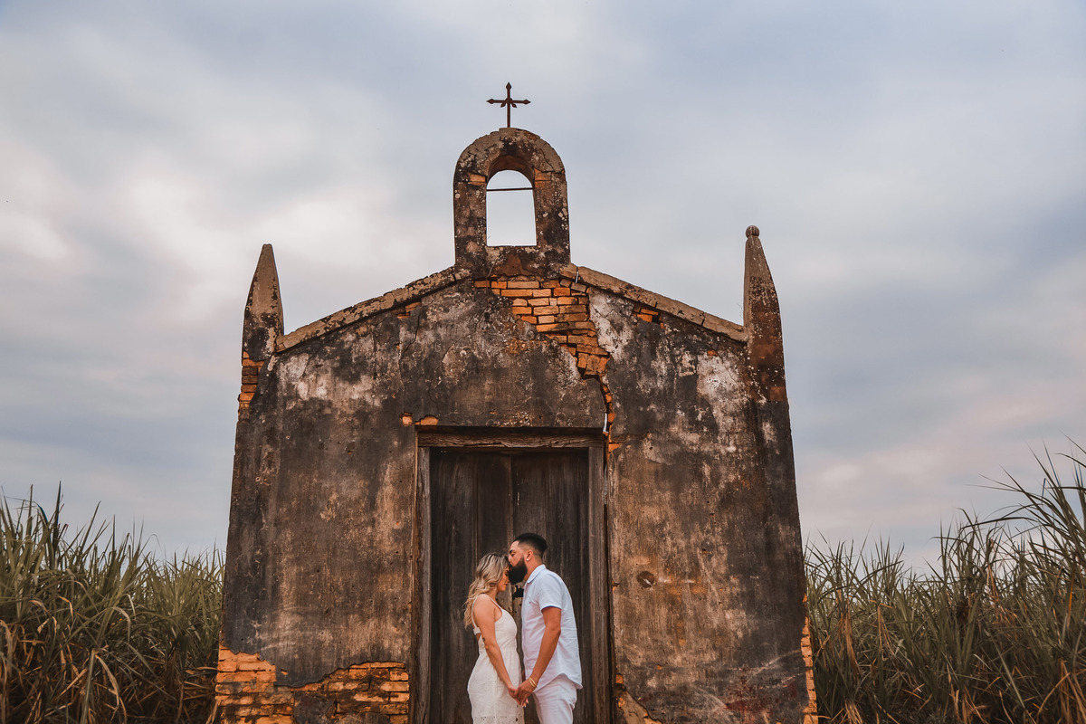 Ensaio Pre Wedding Holambra, Ensaio Casal, Theos Turismo Holambra. Holambra cidade das flores. Ensaio pre wedding na plantação de girassol. Igreja. ensaio na capela holambra. ensaio em holambra. noivos holambra.
