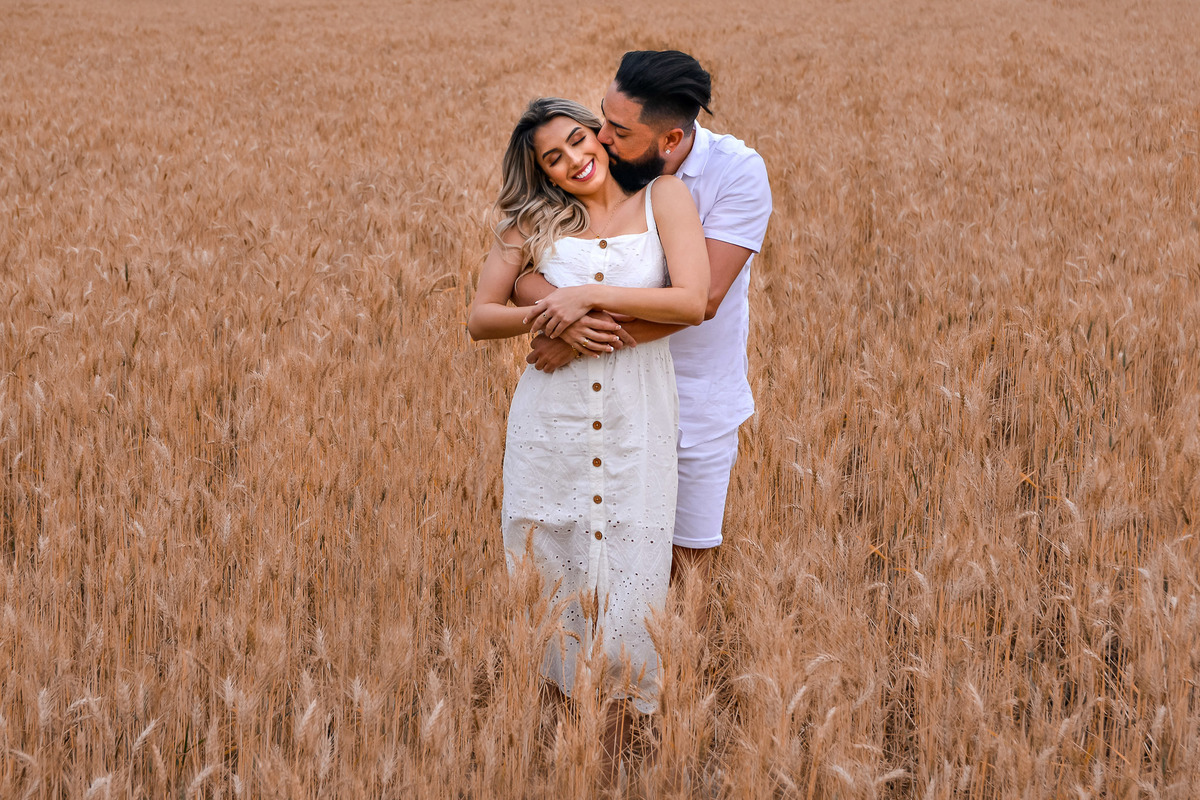 Ensaio Pre Wedding Holambra, Ensaio Casal, Theos Turismo Holambra. Holambra cidade das flores. Ensaio pre wedding na plantação de girassol. Igreja. ensaio na capela holambra. ensaio em holambra. noivos holambra.