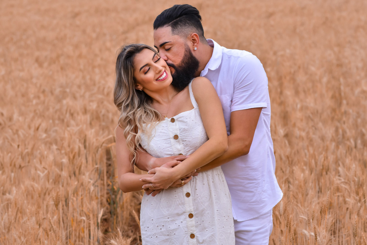 Ensaio Pre Wedding Holambra, Ensaio Casal, Theos Turismo Holambra. Holambra cidade das flores. Ensaio pre wedding na plantação de girassol. Igreja. ensaio na capela holambra. ensaio em holambra. noivos holambra.