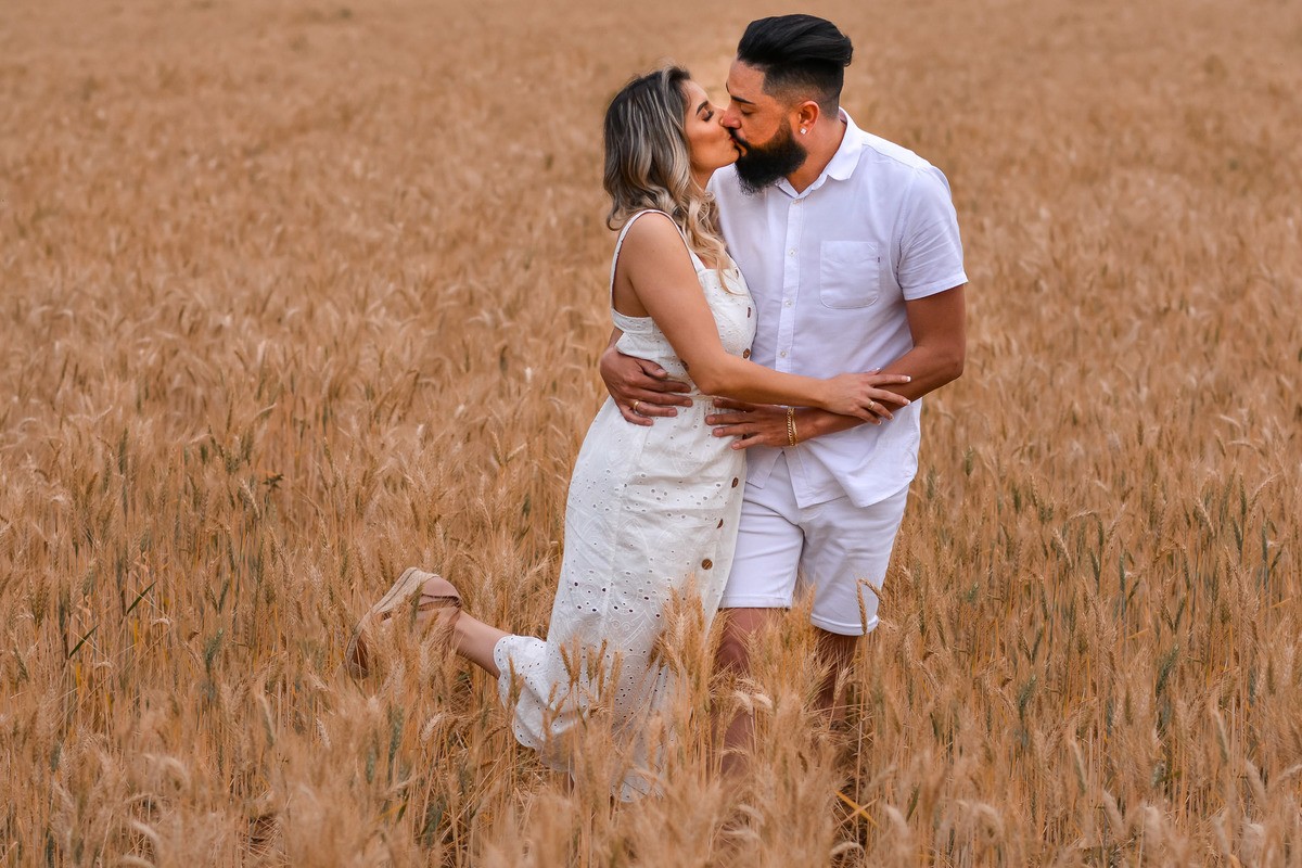 Ensaio Pre Wedding Holambra, Ensaio Casal, Theos Turismo Holambra. Holambra cidade das flores. Ensaio pre wedding na plantação de girassol. Igreja. ensaio na capela holambra. ensaio em holambra. noivos holambra.
