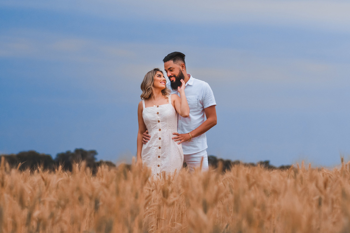 Ensaio Pre Wedding Holambra, Ensaio Casal, Theos Turismo Holambra. Holambra cidade das flores. Ensaio pre wedding na plantação de girassol. Igreja. ensaio na capela holambra. ensaio em holambra. noivos holambra.