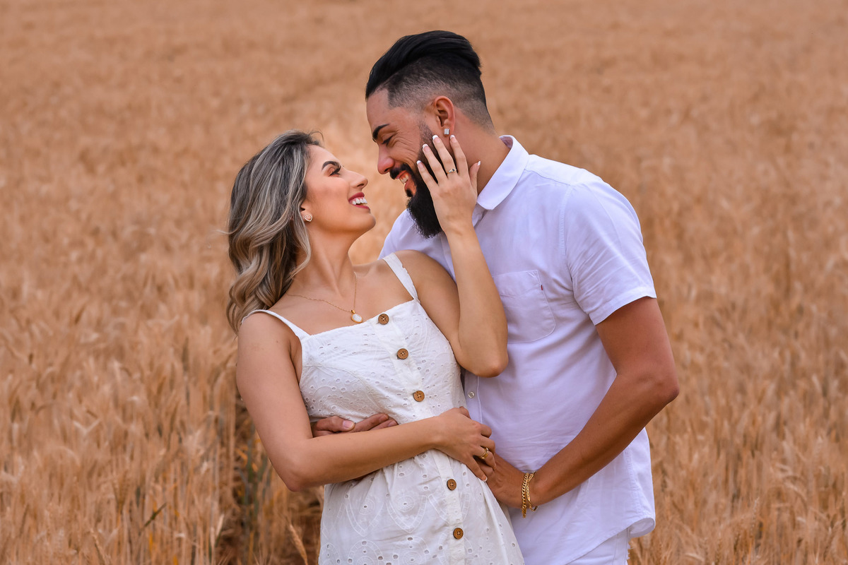 Ensaio Pre Wedding Holambra, Ensaio Casal, Theos Turismo Holambra. Holambra cidade das flores. Ensaio pre wedding na plantação de girassol. Igreja. ensaio na capela holambra. ensaio em holambra. noivos holambra.