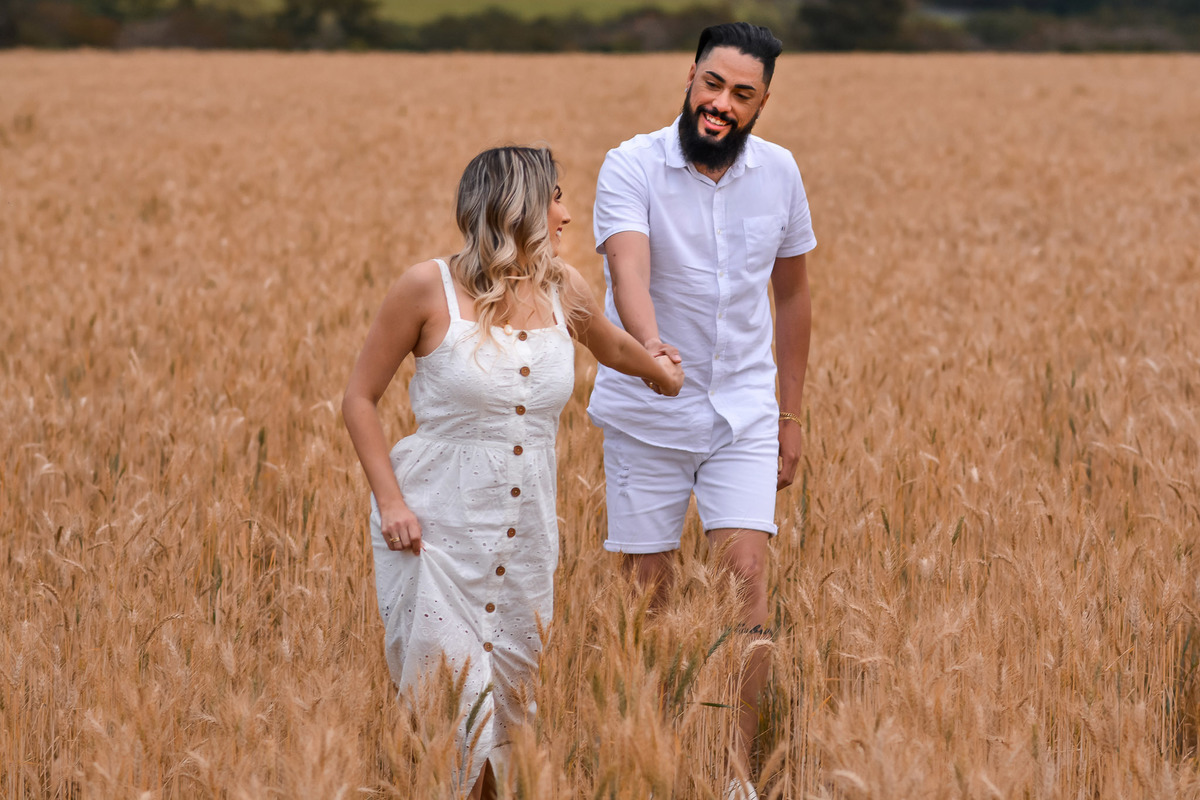 Ensaio Pre Wedding Holambra, Ensaio Casal, Theos Turismo Holambra. Holambra cidade das flores. Ensaio pre wedding na plantação de girassol. Igreja. ensaio na capela holambra. ensaio em holambra. noivos holambra.