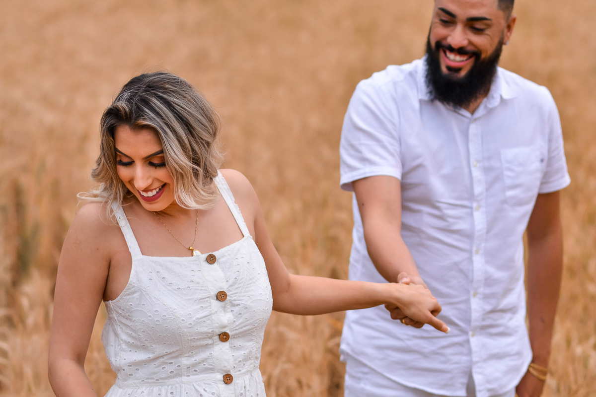 Ensaio Pre Wedding Holambra, Ensaio Casal, Theos Turismo Holambra. Holambra cidade das flores. Ensaio pre wedding na plantação de girassol. Igreja. ensaio na capela holambra. ensaio em holambra. noivos holambra.