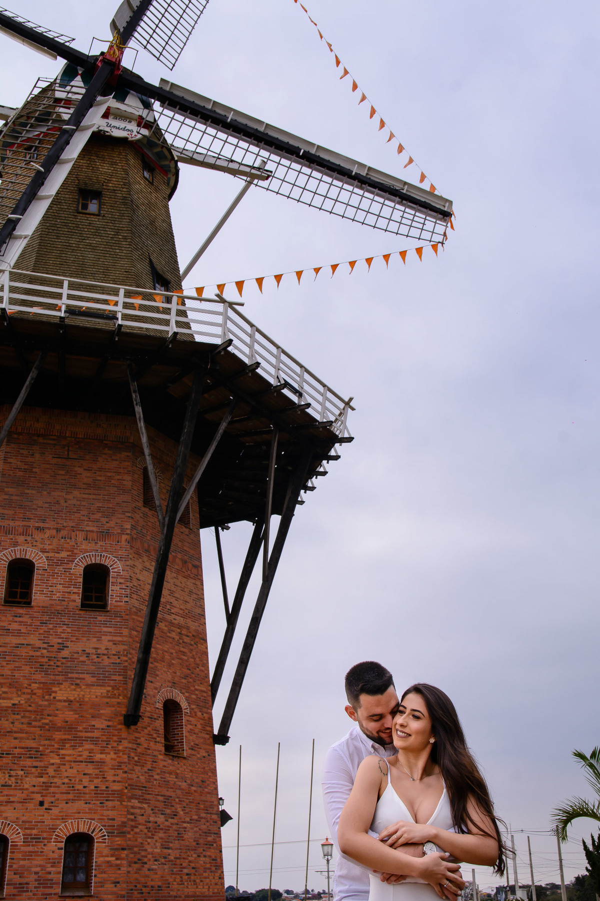 Ensaio Pre Wedding Holambra, Ensaio Casal, Theos Turismo Holambra. Holambra cidade das flores. Ensaio pre wedding na plantação de girassol. MoinhoEnsaio Pre Wedding Holambra, Ensaio Casal, Theos Turismo Holambra. Holambra cidade das flores. Ensaio pre wed