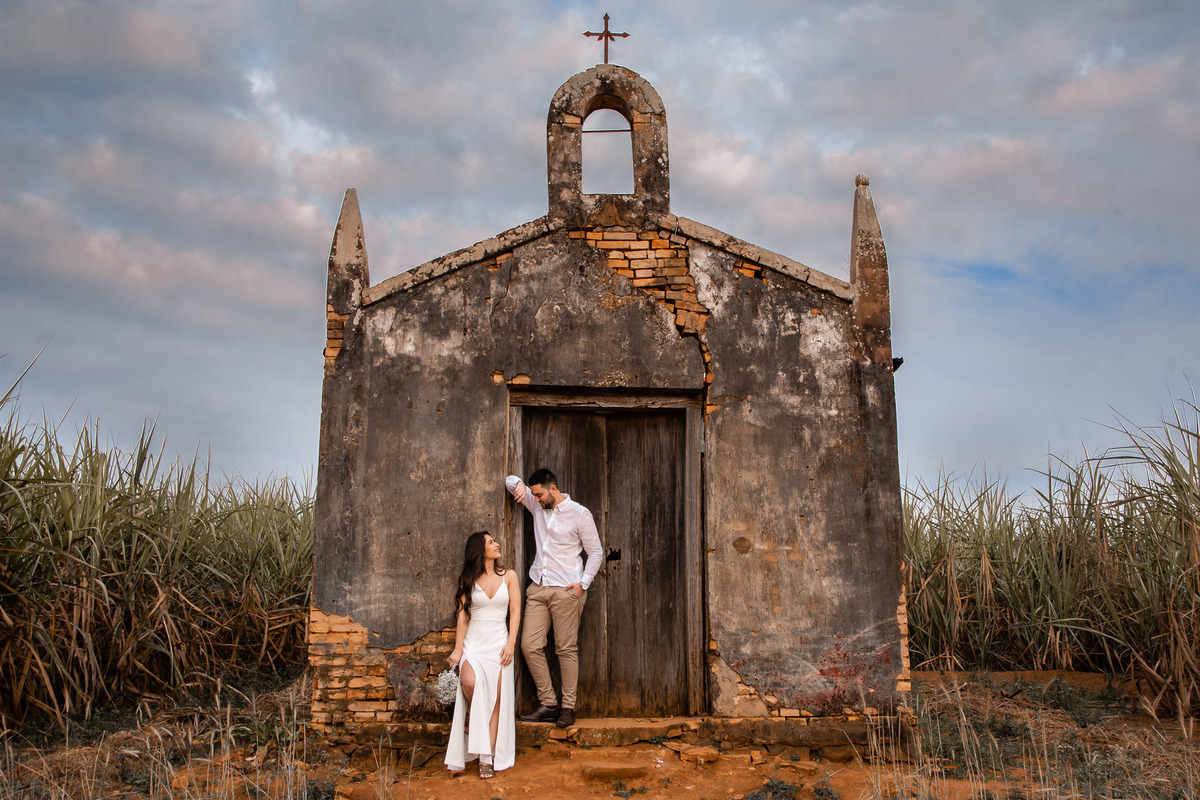 Ensaio Pre Wedding Holambra, Ensaio Casal, Theos Turismo Holambra. Holambra cidade das flores. Ensaio pre wedding na plantação de girassol. Igreja.