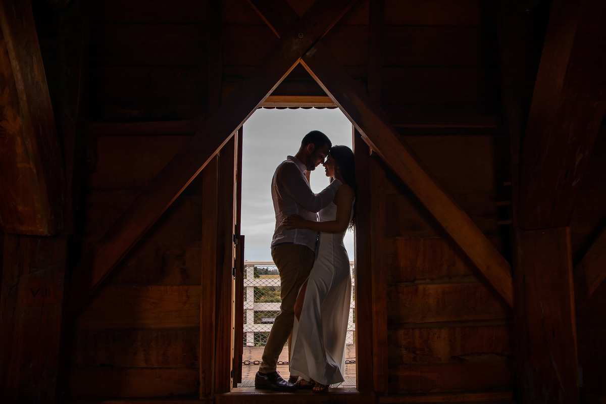 Ensaio Pre Wedding Holambra, Ensaio Casal, Theos Turismo Holambra. Holambra cidade das flores. Ensaio pre wedding na plantação de girassol. Moinho