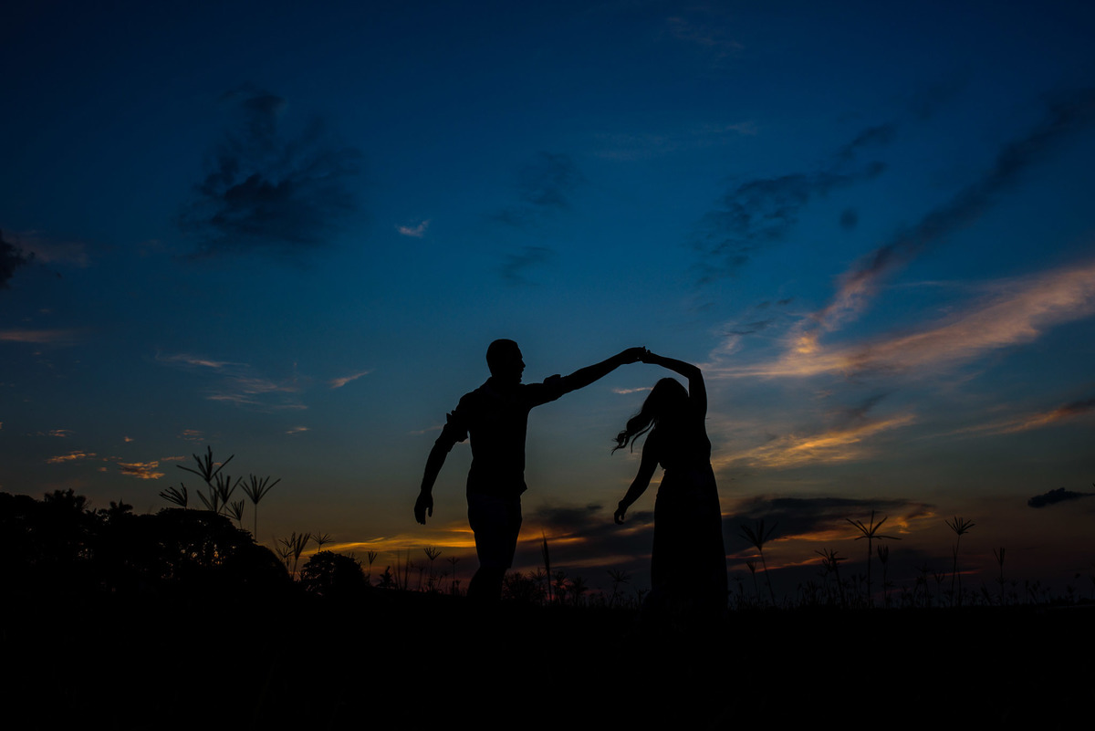 Ensaio Pre Wedding Holambra, Ensaio Casal, Theos Turismo Holambra. Holambra cidade das flores. Ensaio pre wedding holambra. noivos holambra.  ensaio de noivos. dicas para noivos. Fotos no campo de feno. por do sol Holambra.