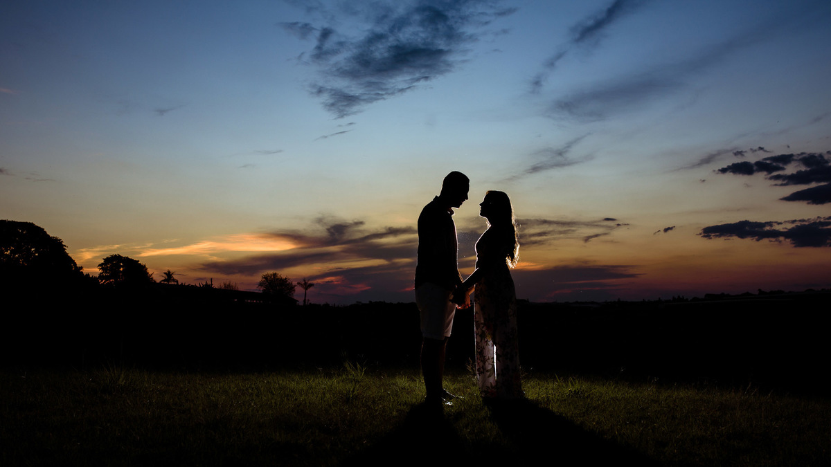 Ensaio Pre Wedding Holambra, Ensaio Casal, Theos Turismo Holambra. Holambra cidade das flores. Ensaio pre wedding holambra. noivos holambra.  ensaio de noivos. dicas para noivos. Fotos no campo de feno. por do sol Holambra.