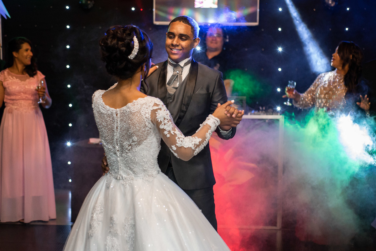 Cerimonia de casamento Spazio di Cristalli Terno do noivo. festa de casamento. fotos de casamento. recepção espaço Spazio di Cristalli Vestido de noiva.