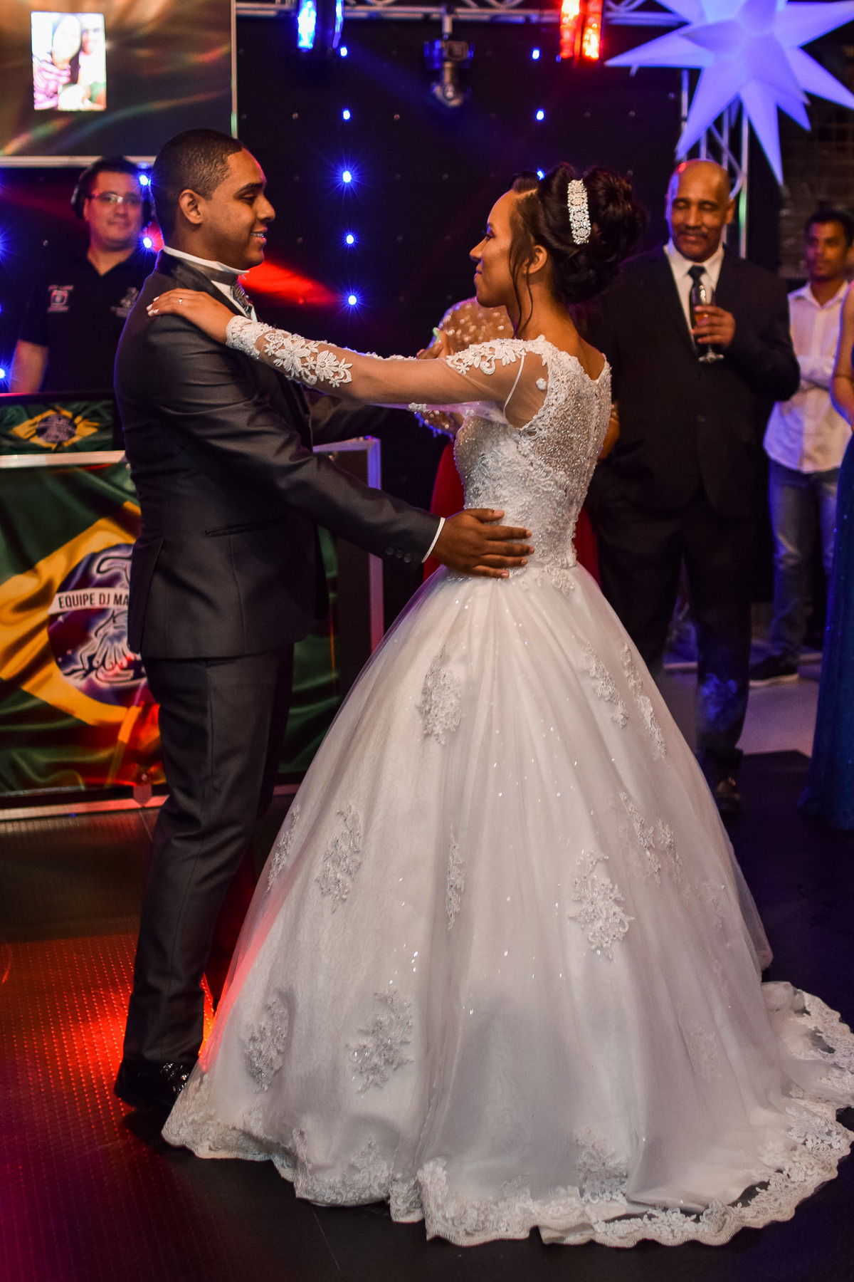 Cerimonia de casamento Spazio di Cristalli Terno do noivo. festa de casamento. fotos de casamento. recepção espaço Spazio di Cristalli Vestido de noiva.